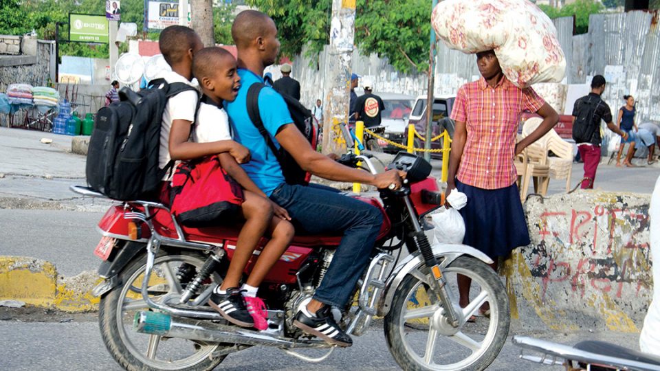 Les taximotos déciment les jeunes en silence